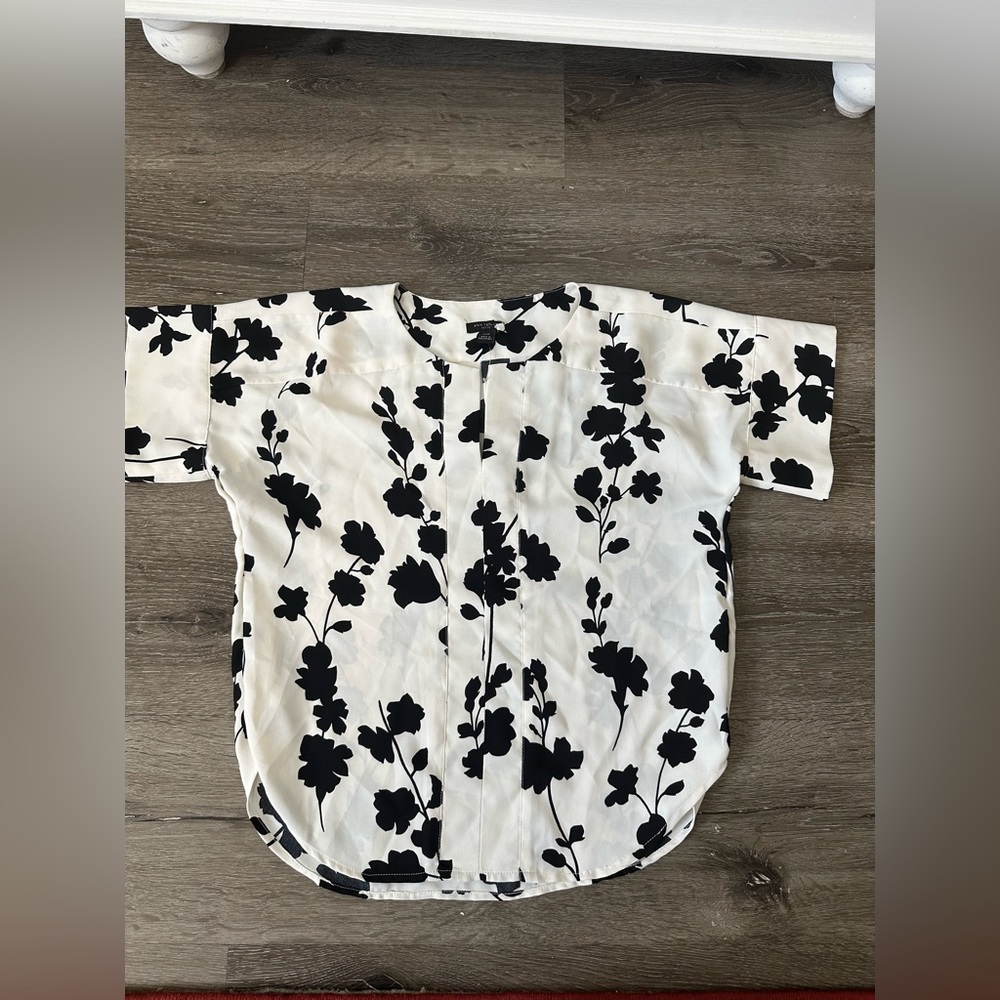 Ann Taylor Black and White Floral Split-Neck Blouse - Picture 4 of 8